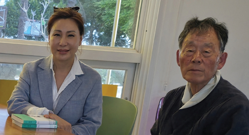 김민선 미주한인이민사박물관장이 지난달 10일 노벨상 수상작가인 한강 부친 한승원 작가와의 만남을 가졌다. 한 작가는 “이민사박물관 운영을 이어가려는 움직임이 해외에서 이어지고 있어 자랑스럽다”며 “박물관 개관 시 한강 작가가 참여하도록 노력해보겠다”고 전했다. [리즈마재단]
