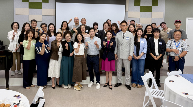 참석자들이 ‘코리안 하트’를 그리며 기념사진을 찍었다. 