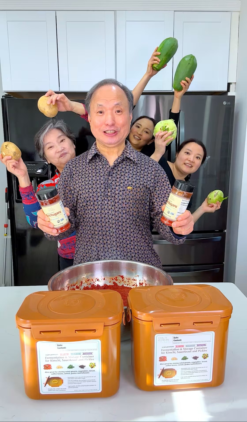 ‘크레이지 코리안 쿠킹’ 운영자인 그레이스 루이스(오른쪽)와 가족들이 다양한 채소로 김치를 담그는 ‘윌 잇 김치(Will It Kimchi)’ 콘텐츠를 촬영하고 있다. 이 시리즈는 전통 김치 재료가 아닌 채소를 활용한 실험으로 수천만 조회 수를 기록했다. [사진 제공 Crazy Korean Cooking]