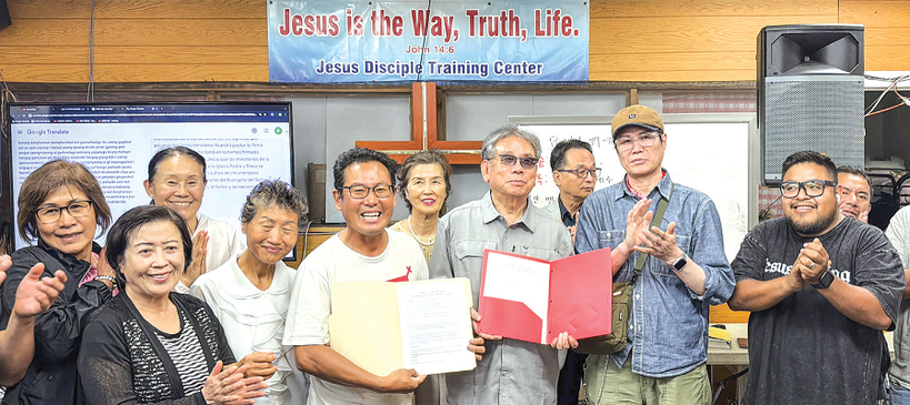 한국의 세계십자가선교회 안일권(협약서를 든 사람중 오른쪽) 목사와 아버지밥상교회의 무디 고(왼쪽) 목사가 미국에서 추방되거나 자진 출국한 한인들을 돕기 위한 업무협약서를 교환하고 있다. 김상진 기자