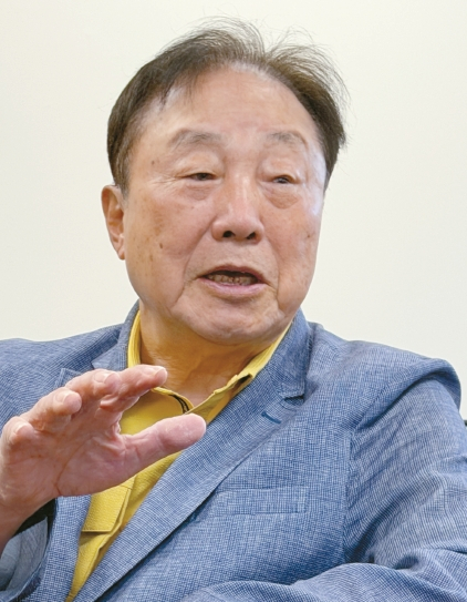 지난 5일 본지를 방문한 김윤종 회장이 자신의 산행 철학에 대해 설명하고 있다. 김상진 기자