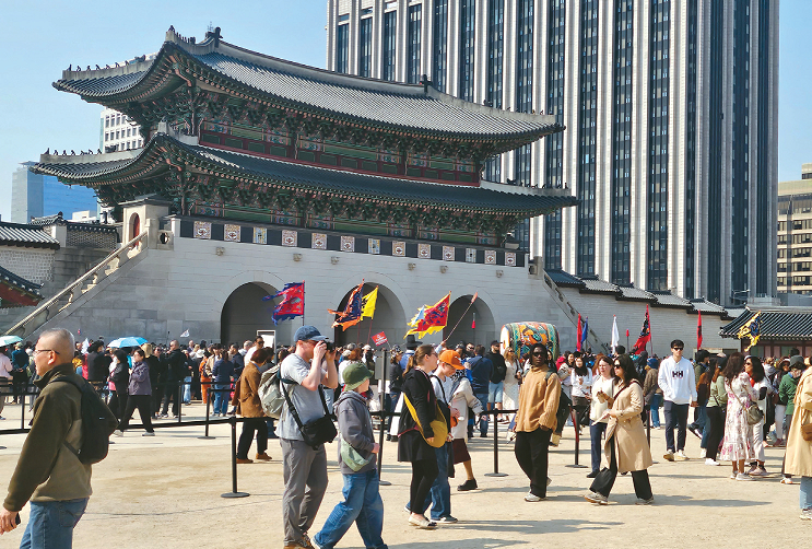 경복궁과 광화문 일대를 찾은 국내외 관광객들이 한국의 전통 문화와 가을 정취를 즐기고 있다. [US아주투어 제공]