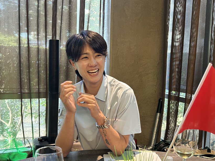 최나연 프로가 팬들의 질문에 답하며 환하게 웃고 있다. 이날 팬미팅은 예정 시간을 넘겨 3시간 이상 이어질 정도로 뜨거운 관심을 모았다.