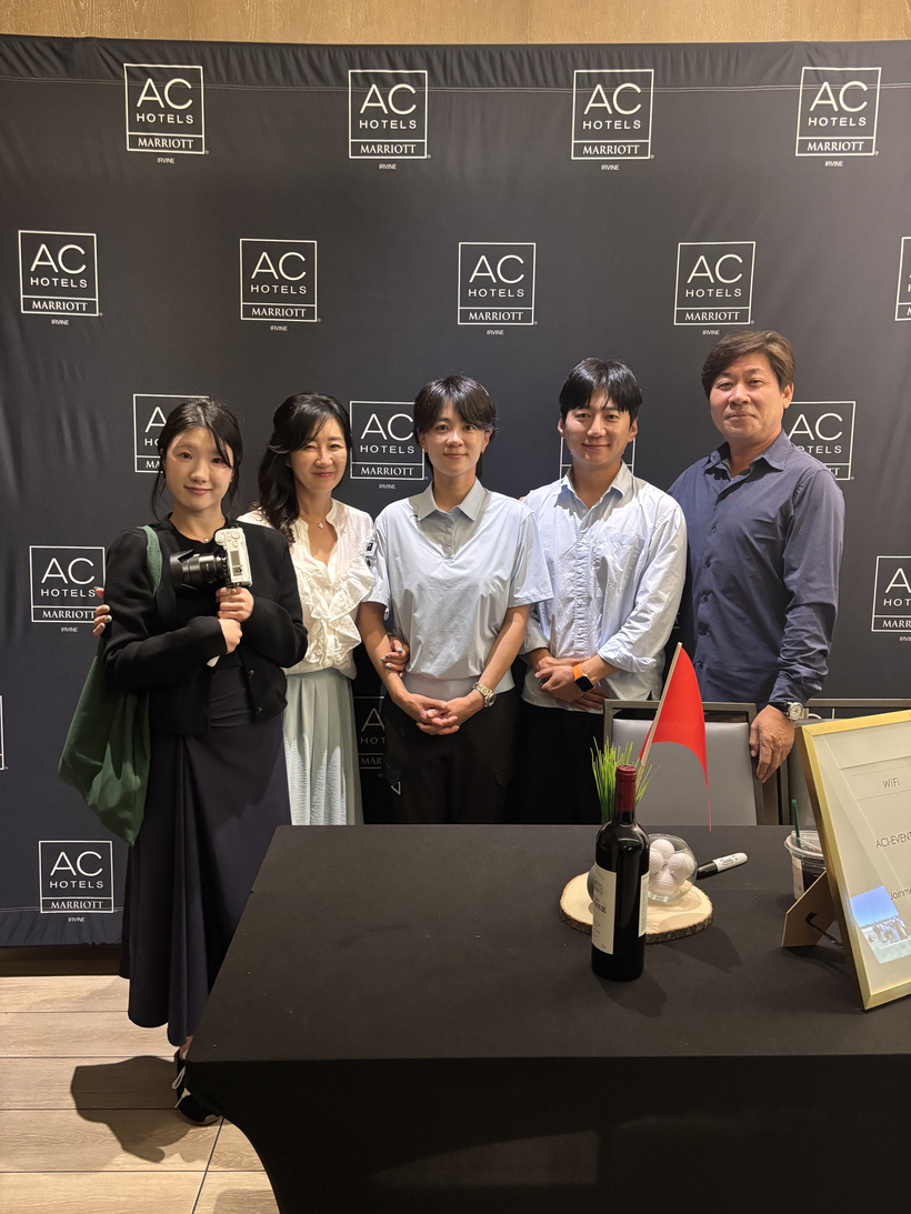 최나연 프로(가운데)가 8일 어바인 AC호텔에서 열린 미국 첫 공식 팬미팅을 마친 뒤 행사 관계자들과 기념촬영을 하고 있다. 왼쪽부터 영상 제작자 김민지씨, 사회를 맡은 박지연씨, 최나연 프로, 타이거부킹의 브라이언 김 대표, 포시즌 골프투어의 제임스 신 대표.