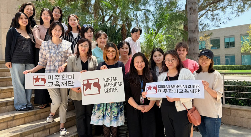 KAC 관계자들이 새로운 한국어 명칭 '미주한미교육재단'이 적힌 배너를 들고 있다. 오른쪽에서 다섯 번째가 태미 김 대표. [KAC 제공]