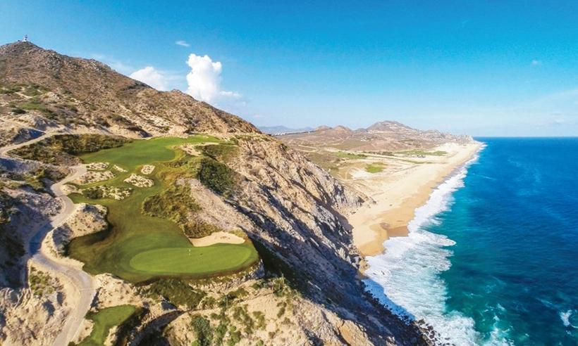장대한 절벽과 황금빛 해안선을 따라 조성된 Quivira Golf Club. 로스카보스를 대표하는 세계적 수준의 시그니처 코스다.