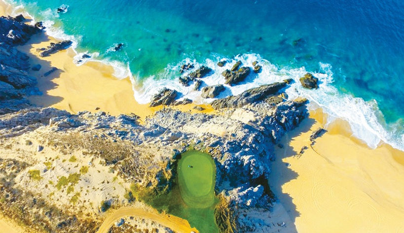 절벽 위 그린에서 끝없이 펼쳐진 바다를 조망할 수 있는 Quivira Golf Club. 압도적인 전망과 독창적인 코스 레이아웃으로 세계 골퍼들의 사랑을 받고 있다.