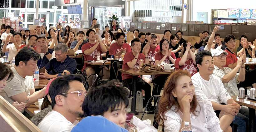 지난 11일 H마트 샴버그점에서 열린 공동응원전에 많은 한인들이 참여, 한국 축구 대표팀을 응원하고 있다. 