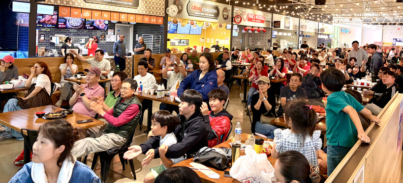 지난 11일 H마트 샴버그점에서 열린 공동응원전에 많은 한인들이 참여, 한국 축구 대표팀을 응원하고 있다. 