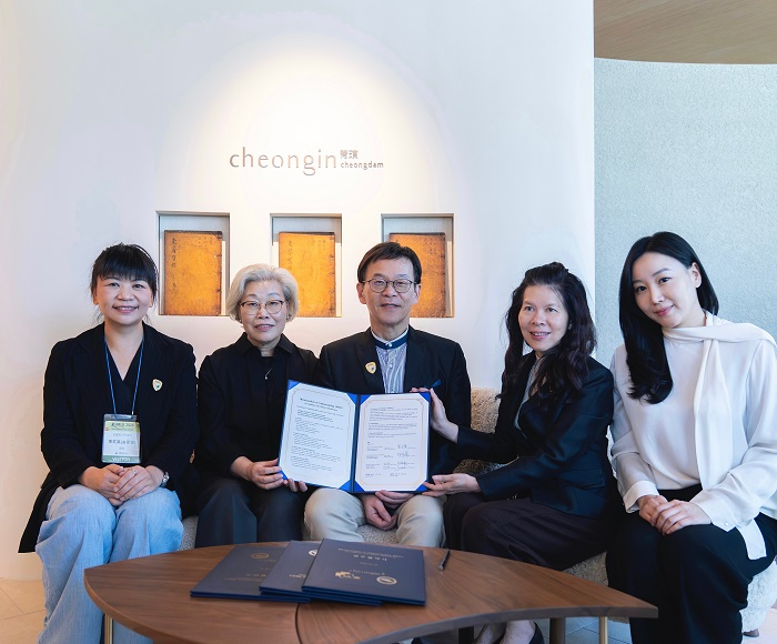 [From left: Wen-Ying Sung, President of the Qihuang Association of Traditional Chinese Medicine (R.O.C.); Jung Eui Baik, Director of Cheongin Korean Medicine Clinic; Wen-Rong Chen, President of the Taipei Chinese Medical Association; Pei-Chen Lin, President of the Anti-Aging Association of Traditional Chinese Medicine (R.O.C.); Jiwon Choi, Research Director of the Cheongin Craniofacial & Sleep Research Institute]