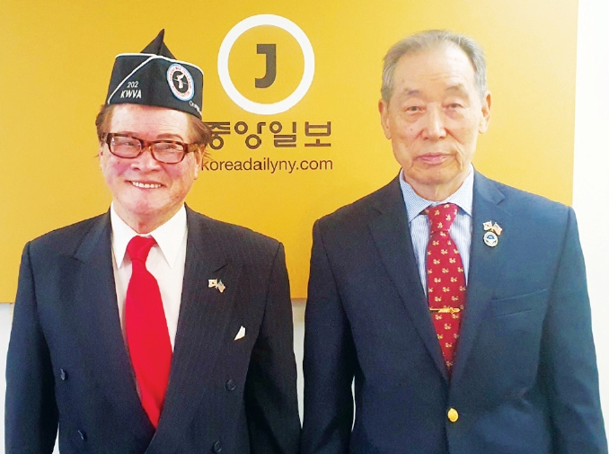 뉴욕주 오렌지카운티 월킬 참전용사 공원에 세워지는 한국전쟁 기념비 홍보차 본사를 방문한 한미사랑의재단 이호제 총재(왼쪽)와 장동건 부총재.