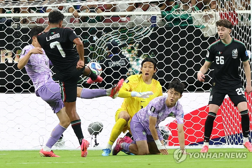 18일 열린 북중미 월드컵 A조 2차전 경기서 한국이 멕시코의 루이스 로모에게 선취골을 허용하고 있다. [연합뉴스] 