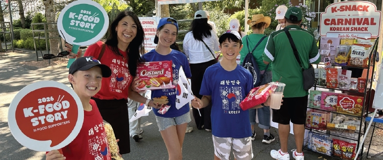 농림축산식품부와 한국농수산식품유통공사(aT) LA지사는 지난 18일 시애틀 스페이스니들 야외광장에서 한국산 과자류 홍보를 위한 'K 스낵 카니발'을 운영했다. 이번 행사는 북중미 월드컵 한국- 멕시코전 응원전과 함께 열린 '어울림 한국문화 페스티벌 인 시애틀'과 연계해 진행됐다. [aT LA지사 제공]