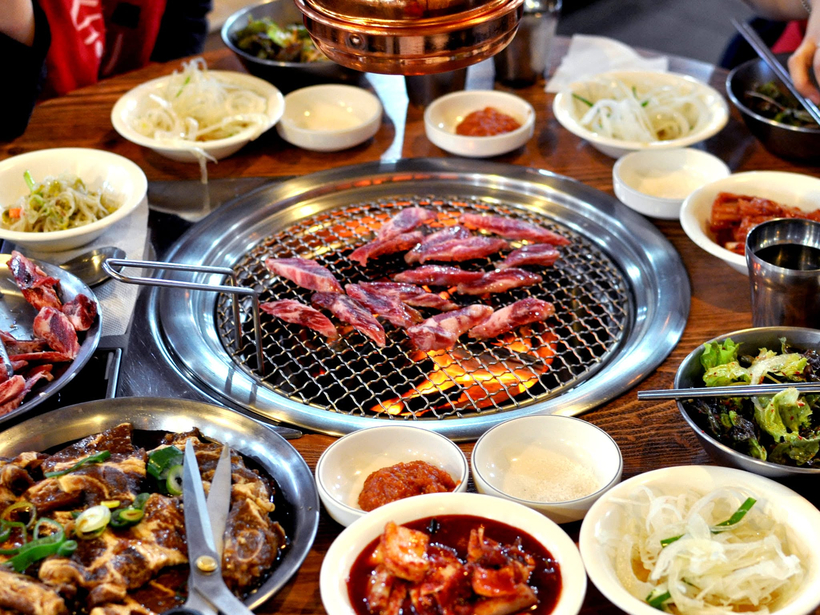 한국식 바비큐 식당의 테이블 풍경. 미국 외식업계에서는 일부 텍스멕스 체인이 고전하는 반면, K-팝과 한류의 영향에 힘입어 한국식 바비큐 전문점이 빠르게 늘고 있다. [페이스북]