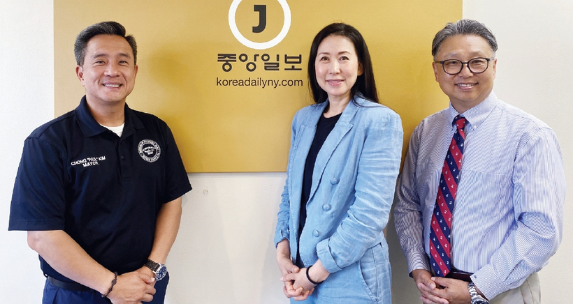 뉴저지주 예비선거 승리 후 인사차 24일 뉴욕중앙일보를 방문한 폴 김 팰팍시장(왼쪽)과 루씨 양(가운데).저스틴 강 팰팍시의원 민주당 후보.
