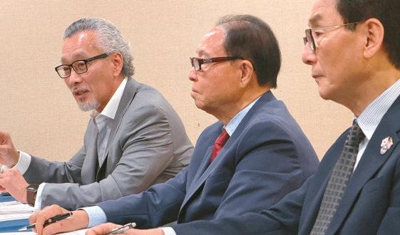 판결 결과를 설명하는 박윤숙·김준배이사와 이원기 변호사(오른쪽부터).