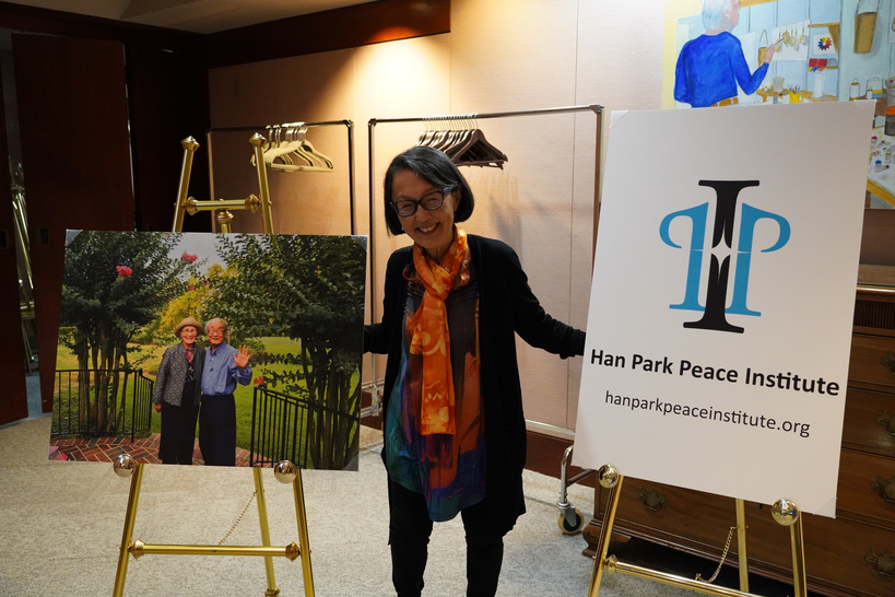   25일 클라라 박 교수가 카터센터 사이프러스 홀 앞 부친의 사진 옆에 섰다. 장채원 기자