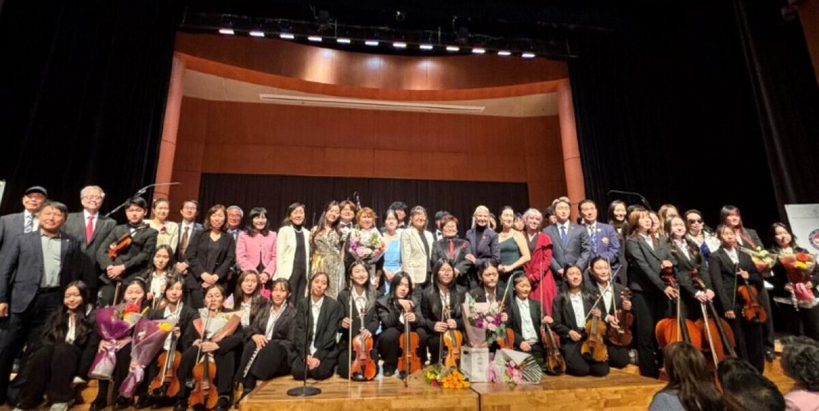 지난 6월 6일 열린 포트무디 청소년 교향악단의 정기연주회에 비르투오소 음악 콩쿠르 수상자들이 연주를 끝낸 뒤 기념 촬영을 하고 있다.