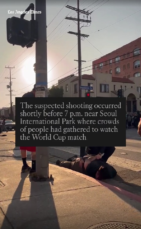 지난 18일 서울국제공원 인근 월드컵 거리응원 현장에서 시민들이 총격범을 제압하고 있다. [LA타임스 캡처]