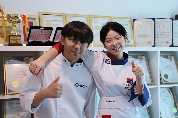 [‘The Talk of the Town: Korea's Middle School Chef Duo’. 〈Left〉: Rising star Chef Hwi Won Son, 〈Right〉 The reigning middle school chef Kyu Lyn Kim. (File footage courtesy of Student Reporter Mun Su Kim, KYCT)]