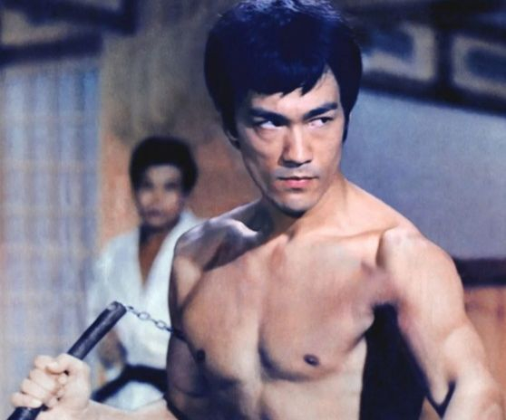 이소룡이 1972년 개봉한 영화 '정무문(Fist of Fury)'에서 주인공 천진(Chen Zhen) 역으로 쌍절곤을 들고 연기하는 장면. 이 작품은 브루스 리를 세계적인 액션 스타로 자리매김시킨 대표작 중 하나다. [영화 정무문]