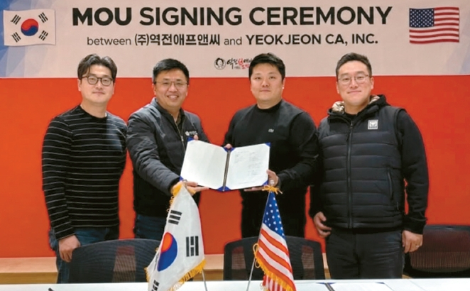 세 공동대표가 한국본사의 이병윤 대표와 함께 MOU를 체결하고 사진을 찍었다. 왼쪽부터 김재환 대표, 이병윤 대표, 진태형 대표, 이승재 대표. [할맥 제공]