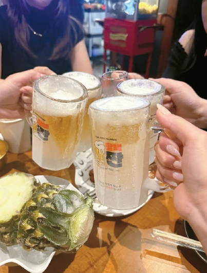 고객들이 살얼음 맥주로 건배를 하고 있다. [옐프]