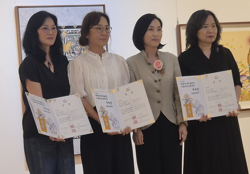 지난달 30일 안산 문화예술의 전당에서 열린 대한민국 미술대전 시상식에서 우수상을 받은 소류아트 회원들. 왼쪽부터 노지은 작가 대신 상을 받은 안진희(특선) 작가, 정김미리 작가. 작은 사진은 정김미리 작가의 수상작 서수도(해태가족). [소류아트 제공] 