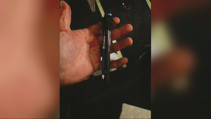 연방수사국(FBI)이 공개한 증거 사진. 용의자가 머리끈으로 볼펜 여러 자루를 묶어 만든 즉석 흉기로, 기내에서 승객을 공격하는 데 사용한 것으로 조사됐다. [FBI]