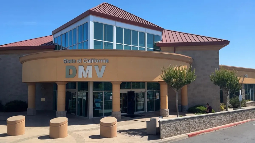 캘리포니아(California) 차량등록국(DMV) 사무소 전경. DMV는 최근 필기시험 결과에서 이상 징후가 발견됐다며 운전자 약 1만1000명에게 30일 내 재시험을 치르지 않으면 운전면허를 취소할 수 있다고 통보했다. [DMV]