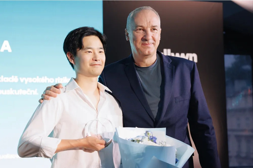스위스 출신 한인 신혜섭(Hae-Sup Sin·왼쪽) 감독이 체코 카를로비바리 국제영화제에서 올윈(Allwyn) 최고경영자 로베르트 흐바탈과 함께 펠로십 수상 기념 촬영을 하고 있다. [사진 제공 Film Servis Festival Karlovy Vary]