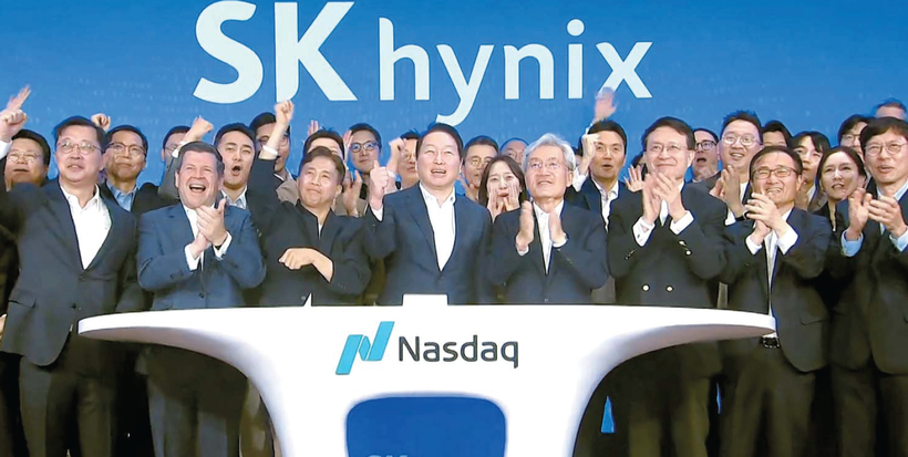 SK하이닉스는 10일 최태원 SK그룹 회장(가운데) 등 주요 경영진이 참석한 가운데 뉴욕 나스닥 마켓사이트에서 미국주식예탁증서(ADR) 상장 기념 ‘오프닝벨’ 행사를 열었다. 이 행사를 통해 SK하이닉스가 미국 나스닥에서 공식 거래를 시작했다.                                         [사진 나스닥]
