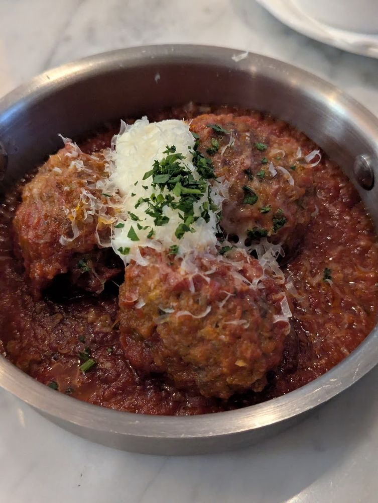 라파바(Lapaba)의 대표 메뉴인 불고기 미트볼. 이탈리아식 미트볼에 한국식 불고기 풍미를 더하고 트러플 토마토소스를 곁들여 한식과 이탈리안의 조화를 보여주는 인기 메뉴다. [라파바]
