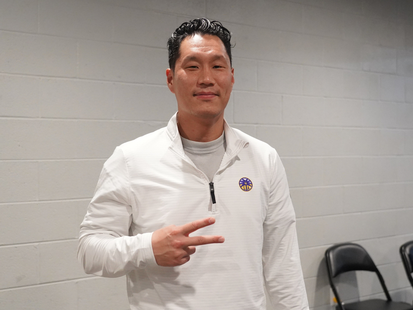LA 스파크스는 박지현의 미국 적응을 돕기 위해 프로농구 서울 SK 선수 출신의 한상웅 통역사를 팀에 영입했다.