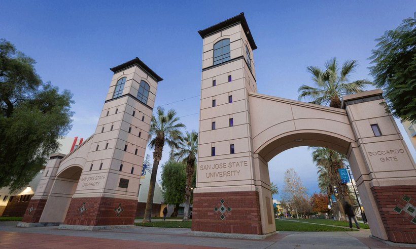 북가주 산호세주립대학교(San Jose State University) 캠퍼스의 보카르도 게이트(Boccardo Gate) 전경. 이 대학에서는 대학원생이 화장실에 폭탄 테러와 총기·흉기 공격을 예고하는 협박 메시지를 수개월간 남긴 혐의로 연방 당국에 체포됐다. [샌호세주립대]