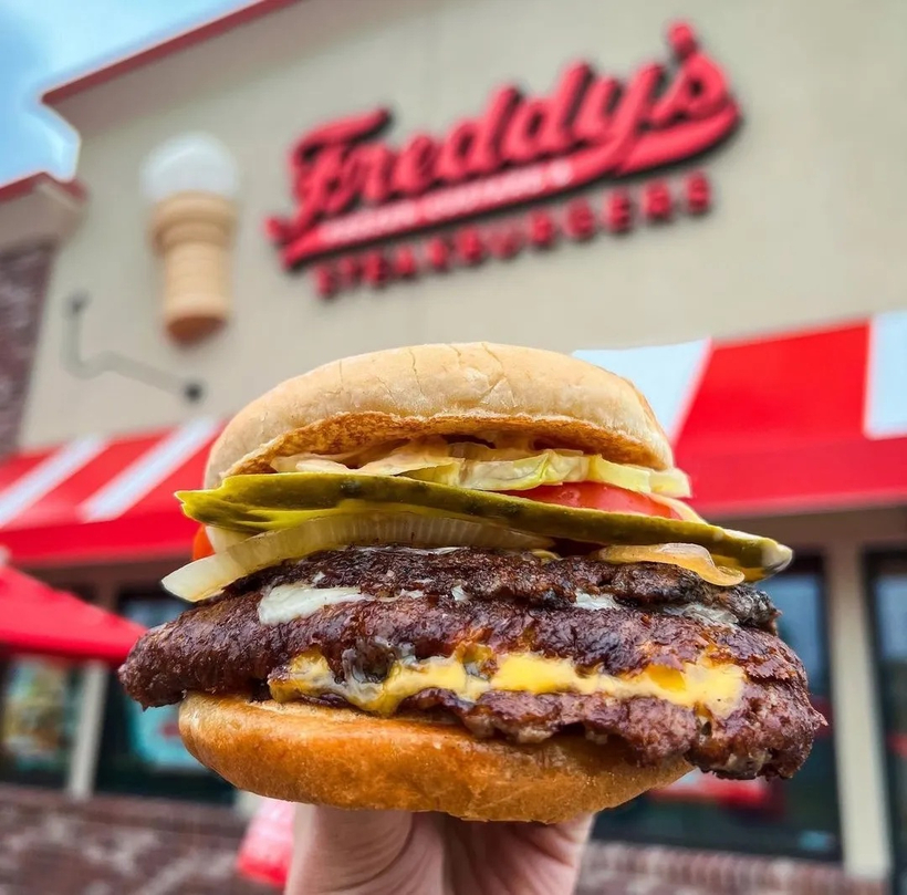 중서부 버거 체인 '프레디스 프로즌 커스터드 앤드 스테이크버거(Freddy's Frozen Custard & Steakburgers)'의 대표 메뉴인 스테이크버거. 프레디스는 북가주를 중심으로 캘리포니아 시장 공략을 확대하며 인앤아웃과의 경쟁에 나설 계획이다. [프레디스 제공]