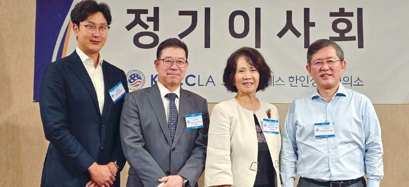 LA한인상공회의소(회장 곽문철)가 지난 14일 옥스포드 팔레스 호텔에서 7월 정기이사회를 열고 신임 이사장에 이형승(오른쪽부터) 이사, 부이사장에 정유진, 박주용, 임영빈 이사를 각각 선출했다. 신임 이사장단은 이날 단독 입후보해 무투표 당선됐으며 바로 1년 임기를 시작했다. 이 신임 이사장은 “이사진 모두와 함께 상의 발전을 위해 헌신하겠다”고 밝혔다.                                    [한인상의 제공] 