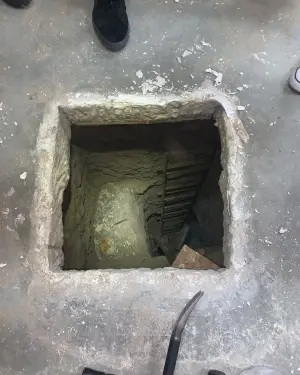 수사당국이 내셔널시티의 마약 은닉처에서 발견한 국경 지하터널 출입구. 터널은 건물 바닥 아래 숨겨져 있었으며 멕시코 티후아나까지 연결된 것으로 조사됐다. [연방 검찰 제공]