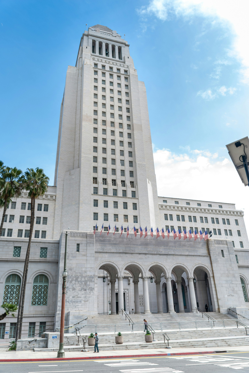 LA다운타운에 위치한 LA 시청(Los Angeles City Hall) 전경. 지난 15일 오후 한 20대 남성이 시청 27층 전망대에서 뛰어내려 숨지는 사고가 발생해 경찰이 사건 경위를 조사하고 있다. [언스플래시]