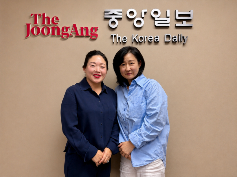 본사를 방문한 김문희(오른쪽) 회장과 엘리자베스 지 회원. 