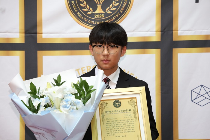 [KYCT young chef, Hwi Won Son at the photo line after receiving the Social Contribution Award. / Courtesy of KYCT Reporter Mun-su Kim)]