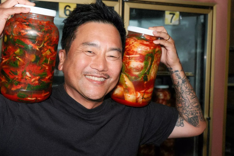 한인 셰프 로이 최(Roy Choi)가 김치가 담긴 유리병을 들고 환하게 웃고 있다. 로이 최는 2027년 애너하임 복합개발단지 OCVibe에 자신의 대표 레스토랑 '베스트 프렌드(Best Friend)'를 열고 오렌지카운티에 본격 진출한다. [OCVibe 제공]