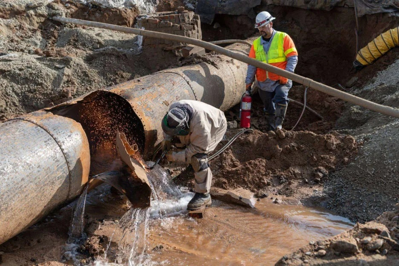 웨스트할리우드 선셋 불러바드에서 파열된 1916년 설치 상수도관을 LADWP 작업자들이 긴급 보수하고 있다. 이번 사고로 약 1700만 갤런의 물이 유출됐으며, 선셋 불러바드 일부 구간의 도로 통제는 복구 작업이 완료될 때까지 계속될 예정이다. [LADWP]