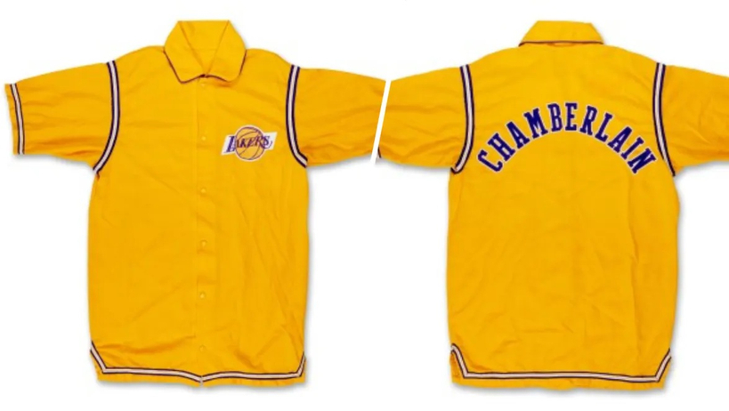 1972년 NBA 파이널에서 LA레이커스의 전설적인 센터 윌트 체임벌린이 실제 착용한 노란색 워밍업 재킷. 오리건주의 한 10대가 굿윌 중고매장에서 3.07달러에 구입한 뒤 진품으로 확인됐으며, 소더비 경매에서 8만9600달러에 낙찰됐다. [소더비]