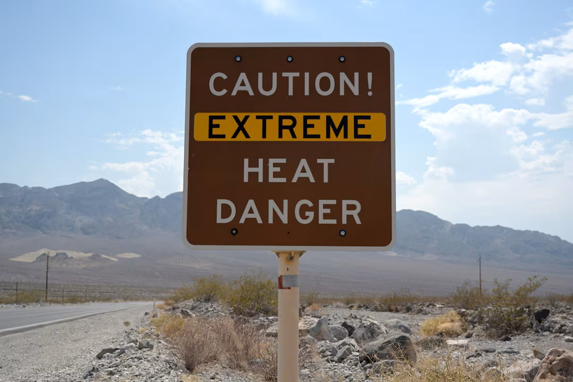 데스밸리 국립공원에 설치된 '극심한 폭염(Extreme Heat Danger) 위험' 경고 표지판. 남가주 전역에 폭염이 이어지는 가운데 기상당국은 고온과 건조한 날씨로 온열질환과 산불 위험이 커질 수 있다며 각별한 주의를 당부했다. [로이터]