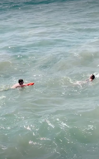 LA카운티 인명구조대 구조대원이 지난 주말 해변에서 이안류에 휩쓸린 해수욕객을 구조하고 있다. [LA카운티 인스타그램]