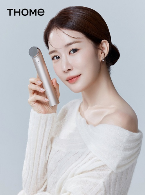 ▲ THOME's The Glow Pro professional Dual Wave Ultrasound™ beauty device and brand ambassador Yoo In-na. (SOURCE AtHome Corp.)
