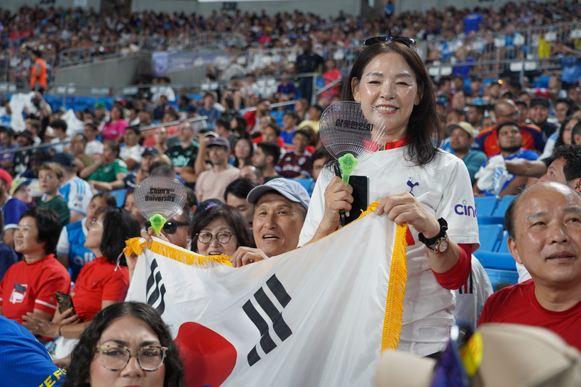 29일 남사라 샬럿 한인회장이 스타디움에 마련된 한인 응원석에서 태극기를 들고 있다. 장채원 기자