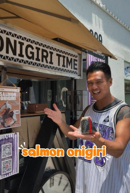 한인 셰프 토니 최(Tony Choe)가 패서디나의 '오니기리 타임(Onigiri Time)' 푸드카트 앞에서 연어 오니기리를 소개하고 있다. 한국식 보라색 쌀을 활용해 재해석한 초대형 오니기리로 SNS에서 화제를 모으며 줄 서는 맛집으로 떠올랐다. [오니기리 타임]