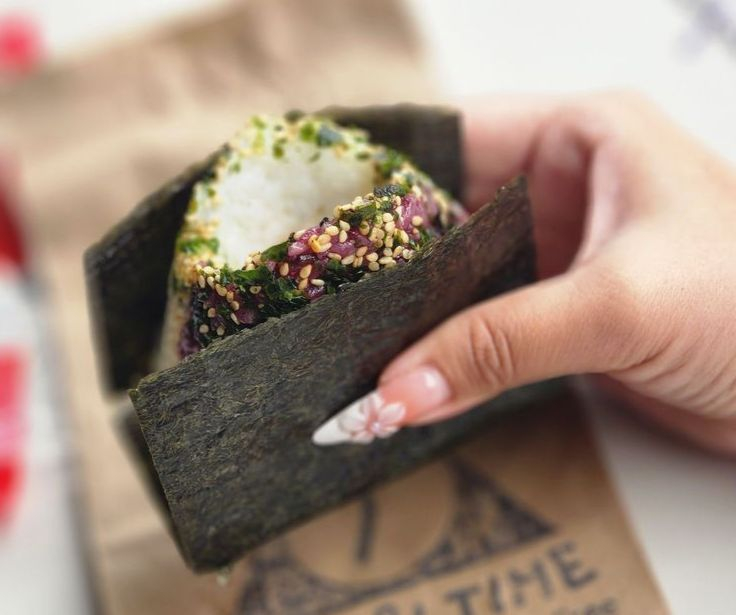 '오니기리 타임(Onigiri Time)'의 대표 메뉴인 오니기리. 흰색 초밥용 쌀과 한국식 보라색 쌀을 함께 사용하고 다양한 속재료를 넣어 만든 것이 특징이다. 무게는 0.5파운드에 달한다. [오니기리 타임]